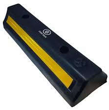 Tope de Estacionamiento Plastico de Alta Resistencia Negro y Amarillo con Cinta Reflectiva 50 x 16 x 10cm
